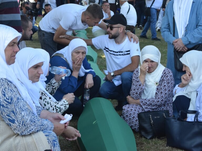 ‘Slechts een paar botten’: 30 jaar later blijft Srebrenica zijn doden begraven