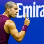 Alcaraz Met Stijl Naar Tweede Ronde van de US Open na Buzz Cut
