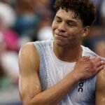 Alcaraz en Djokovic bereiken volgende ronde op US Open, Shelton uitgeschakeld door blessure