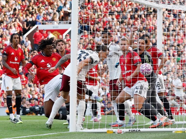 Arsenal profiteert van fout Bayindir en wint met 1-0 van Manchester United