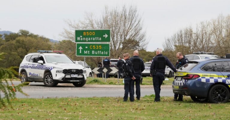 Australische politie zoekt naar schutter na dodelijke schietpartij met twee agenten in plattelandsstad