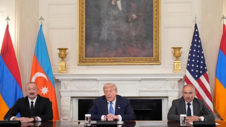 Azerbeidzjan en Armenië ondertekenen door de VS bemiddeld vredesakkoord in het Witte Huis