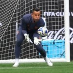 Braziliaanse keeper Fabio verbreekt wereldrecord van Shilton voor meeste wedstrijden