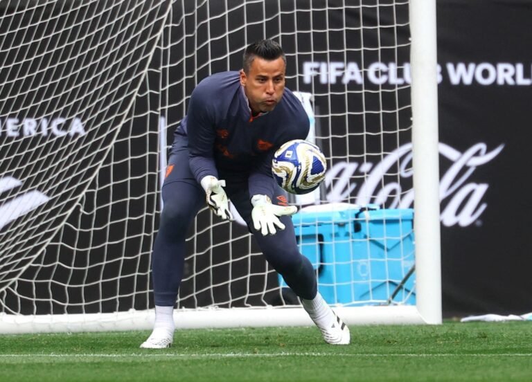 Braziliaanse keeper Fabio verbreekt wereldrecord van Shilton voor meeste wedstrijden