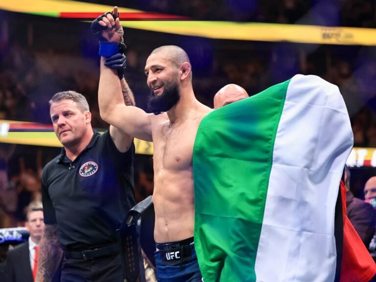 Chimaev Beheerst Du Plessis en Wordt Nieuwe Middelgewicht Kampioen bij UFC 319