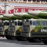 China presenteert geavanceerde wapens tijdens grote militaire parade ter gelegenheid van einde Tweede Wereldoorlog