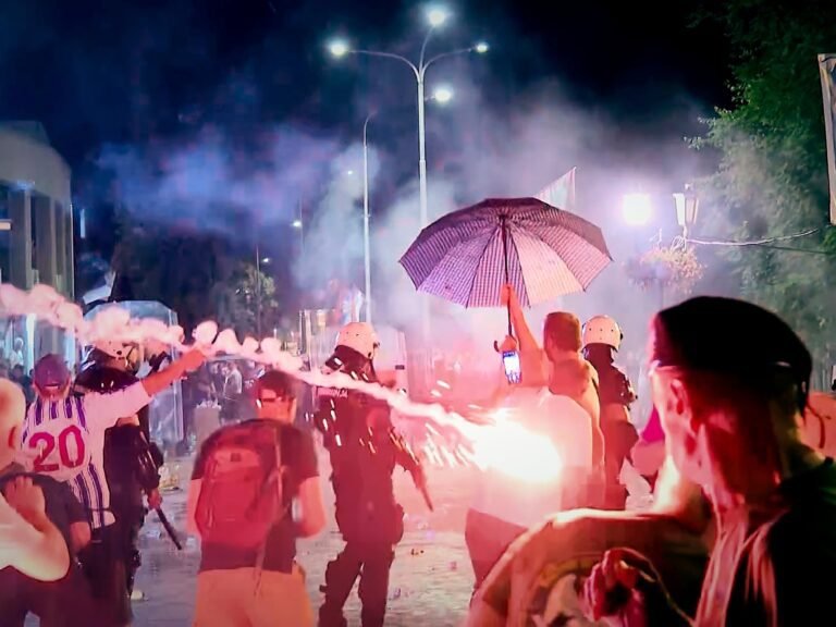 Clashes in Servië Gaan Door op de Tweede Dag te Midden van Antigouvernementele Protesten