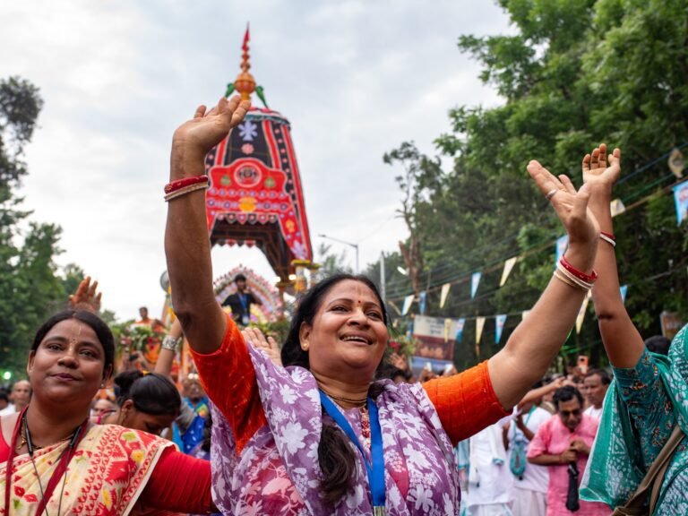Conflict Tussen Twee Indiase Tempels: Politiek en Geloof Vermengen Zich