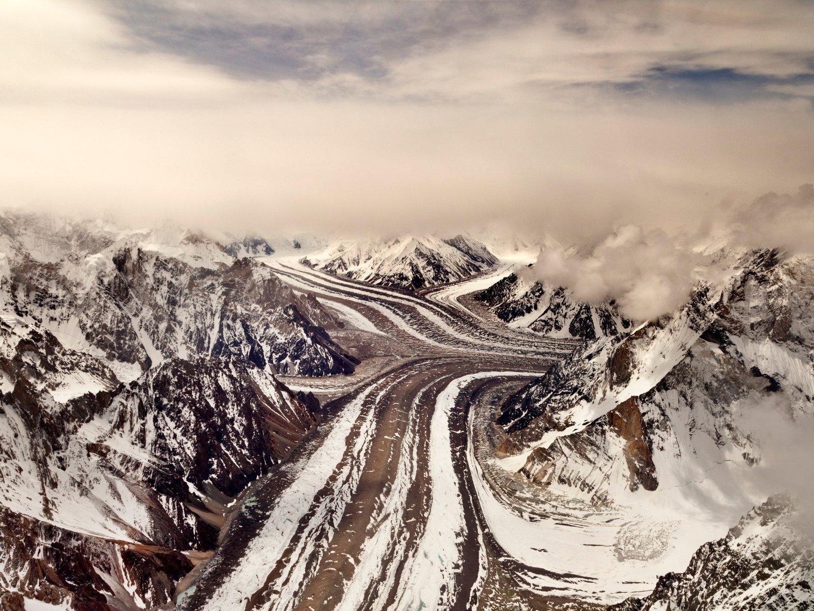 De Oorzaken van Herhaalde Overstromingen in Pakistan: Smeltende Gletsjers en Uitgeputte Bossen