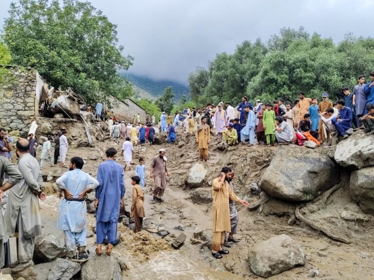 Doodentol overschrijdt 300 terwijl overstromingen Noordwest-Pakistan teisteren