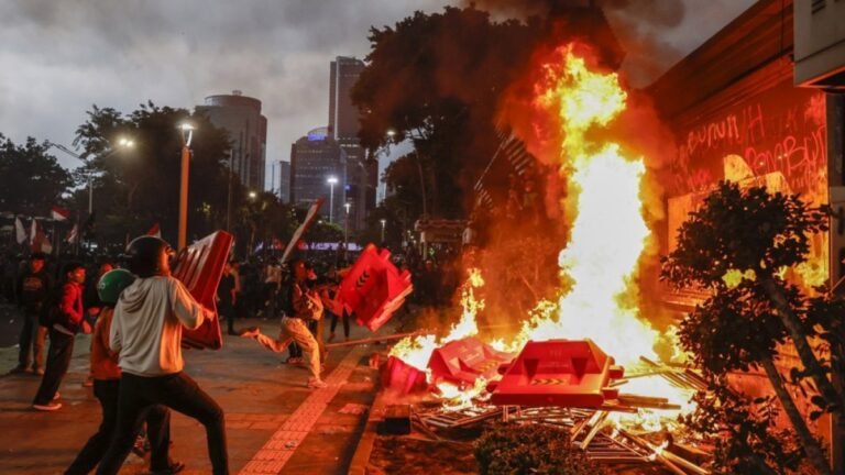 Drie doden bij brand in Indonesisch overheidsgebouw door protestanten