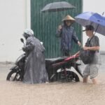 Drie doden na ‘absoluut angstaanjagende’ tyfoon Kajiki die Vietnam teistert