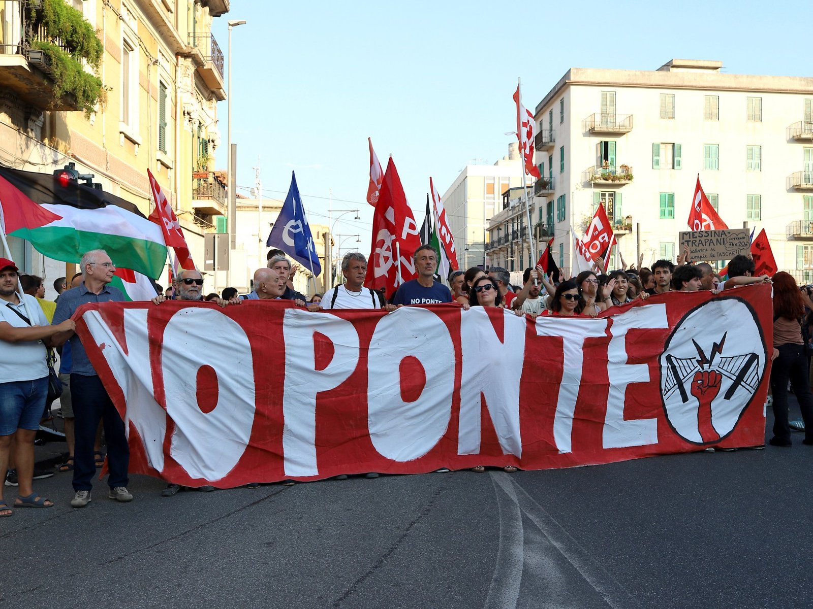 Duizenden protesteren tegen plannen voor de bouw van de langste brug ter wereld van Sicilië naar Italië