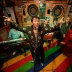 Elvis-geïnspireerde leraar bestrijdt Romaprejudice met muziek en passie