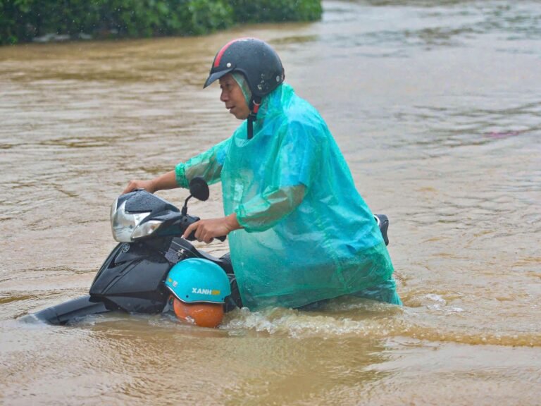 Foto's: Doden door Tyfoon Kajiki stijgen in Vietnam