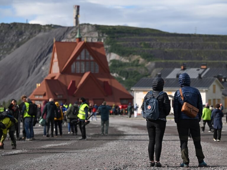 Foto's: Hele kerk verplaatst in de Zweedse stad Kiruna voor mijnuitbreiding