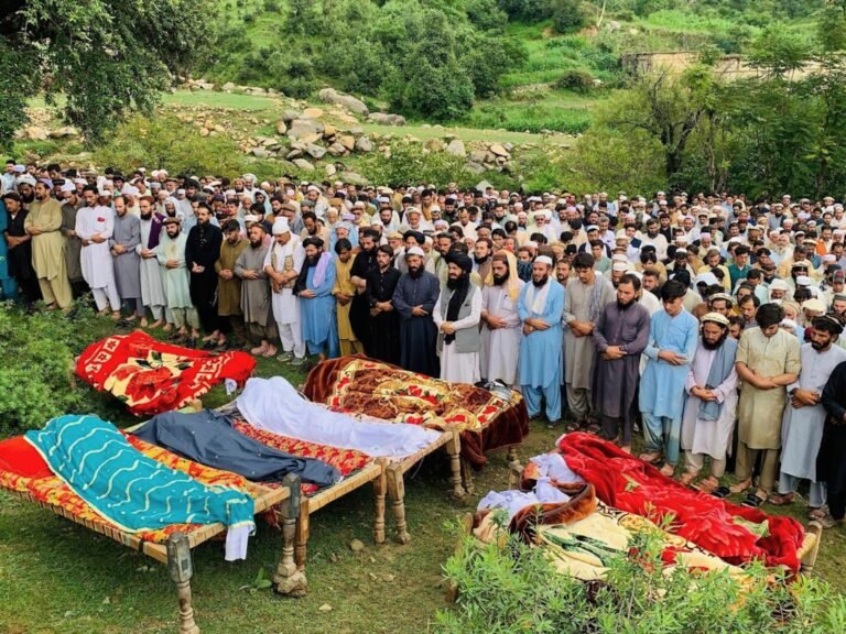 Foto's: Overstromingen richten verwoesting aan in Noord-Pakistan