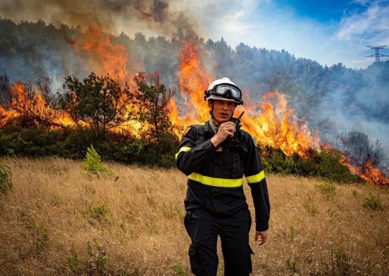 Frankrijk Strijdt Tegen Grootste Bosbrand In Jaren Terwijl Bewoners Verdwenen Blijven