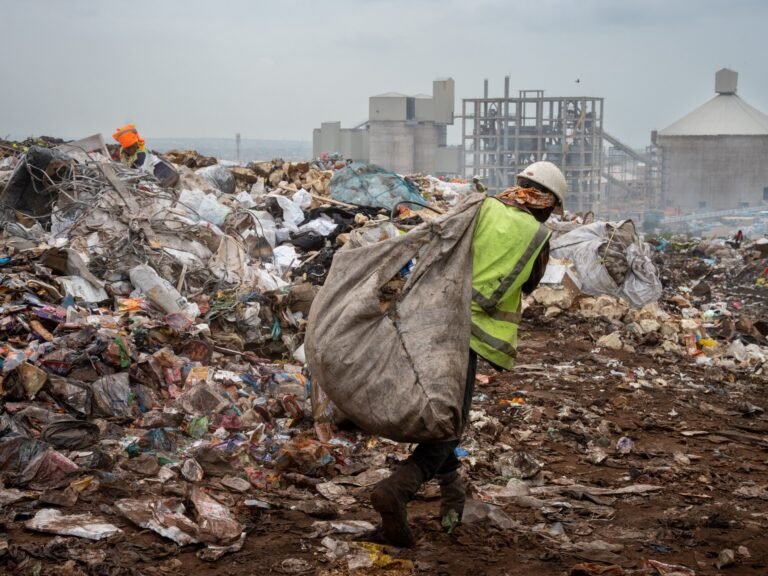 Ghana's Afvalverzamelaars Strijden Tegen Berg Plastic en Grote Industrie
