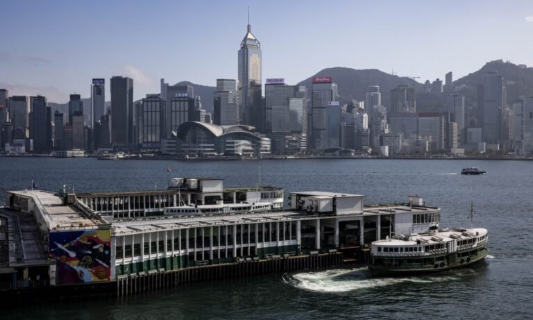 Hong Kong annuleert paspoorten en schorst financiƫle steun voor gezochte activisten