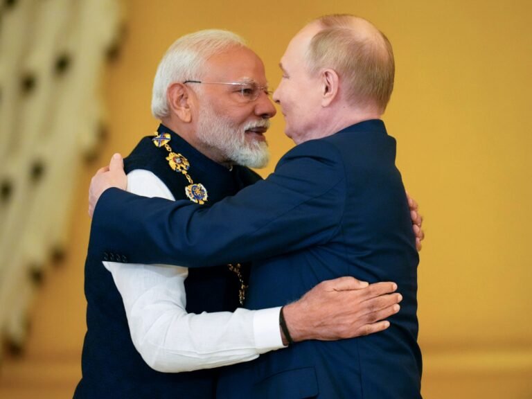 India's Aankopen van Russisch Olie 'Onacceptabel', Volgens Topadviseur van Trump