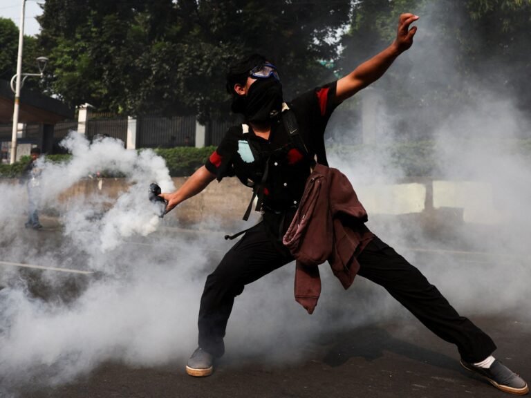 Indonesische politie in botsing met studenten die protesteren tegen het salaris van wetgevers