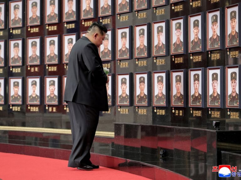 Kim Jong Un van Noord-Korea eert soldaten die zijn gevallen in 'heroïsche' oorlog met Oekraïne