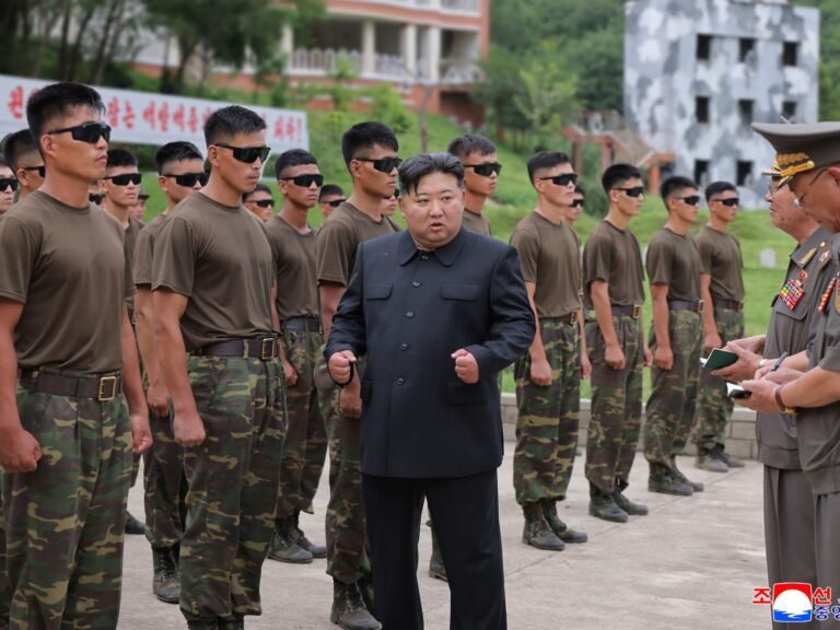 Kim Jong-un troost families van soldaten die vochten voor Rusland