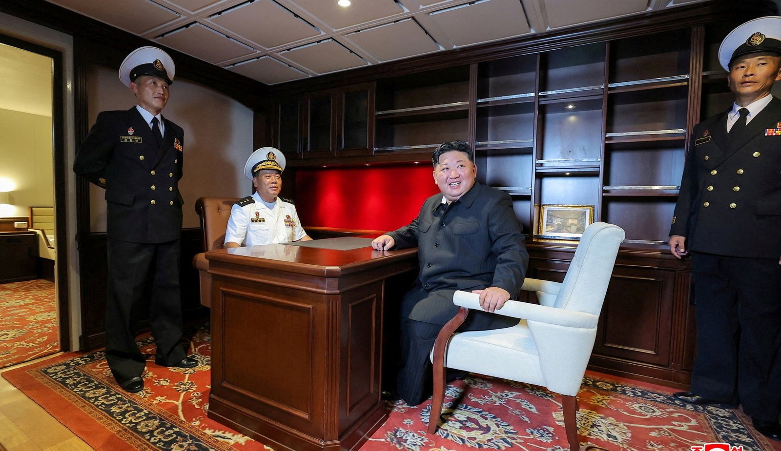 Kim Jong-un van Noord-Korea ziet toe op testafvuren van nieuwe luchtverdedigingsraketten