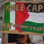 Lid van Ierse rapband Kneecap verschijnt voor Britse rechtbank wegens 'terrorisme'-aanklacht