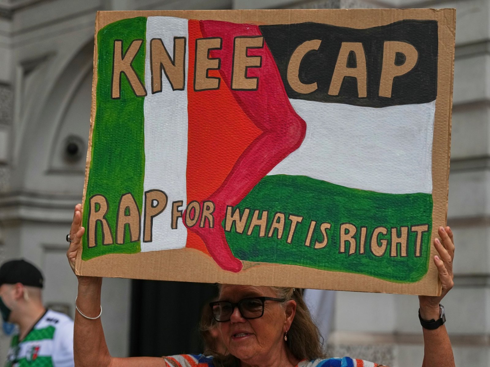 Lid van Ierse rapband Kneecap verschijnt voor Britse rechtbank wegens 'terrorisme'-aanklacht