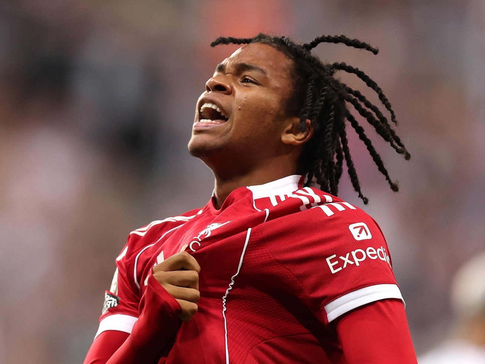 Liverpool vertrouwt op 16-jarige Ngumoha om te overleven tegen 10-man Newcastle