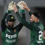 Nawaz van Pakistan neemt drie wickets van West-Indië in T20-overwinning van 14 runs