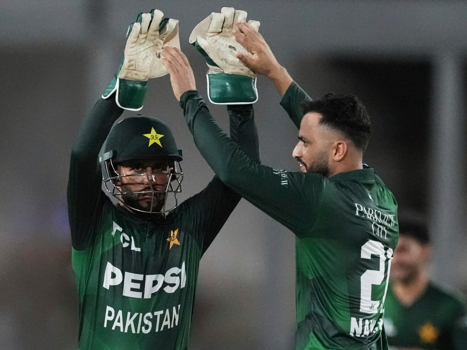 Nawaz van Pakistan neemt drie wickets van West-Indië in T20-overwinning van 14 runs