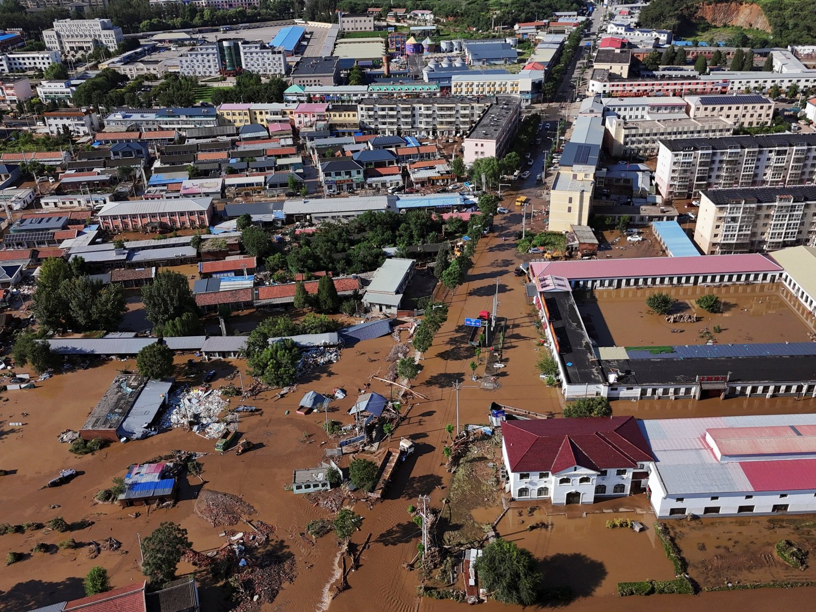 Overstromingen in China eisen tientallen levens, waaronder 31 ouderen opgesloten in verzorgingstehuis