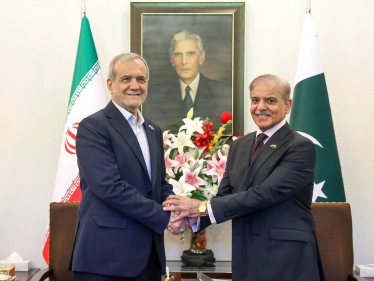 Pakistaanse premier Sharif ontvangt Iran's Pezeshkian en stemt in met versterking van veiligheid en handel