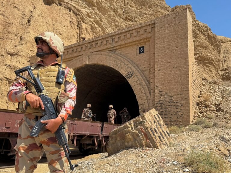 Pakistan meldt dat soldaten 33 strijders doden nabij de Afghaanse grens