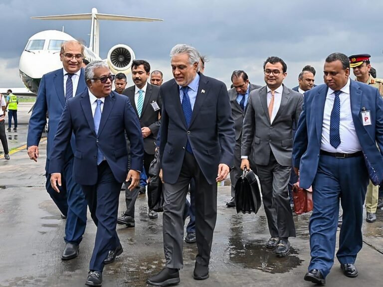 Pakistanse minister van Buitenlandse Zaken bezoekt Dhaka om banden te versterken te midden van spanningen tussen Bangladesh en India