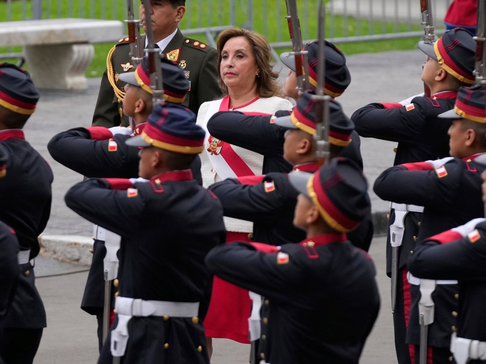 President Dina Boluarte verzet zich tegen rechterlijke oproep om amnestiewet Peru op te schorten
