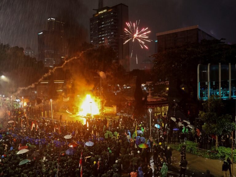 Protesten hervatten in Jakarta, Indonesiƫ na de dood van een ritdelingschauffeur
