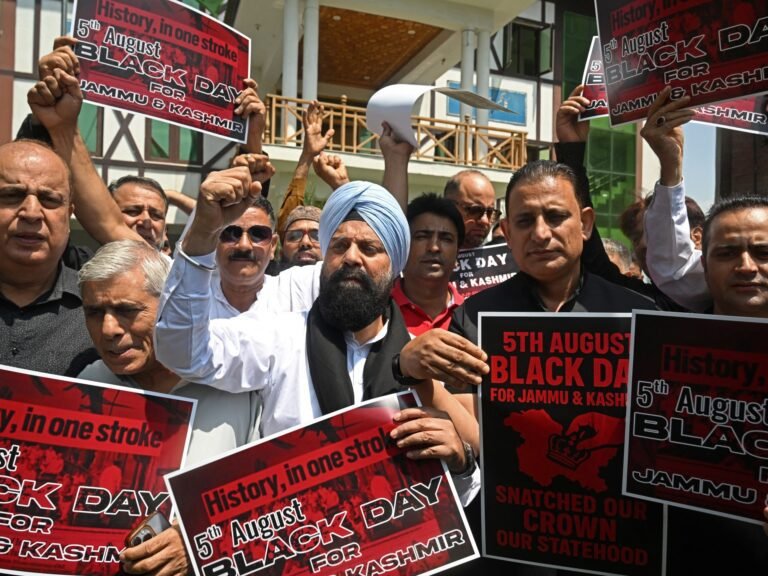 Protesten in Pakistan-gecontroleerd Kashmir tegen betwist statuut van India
