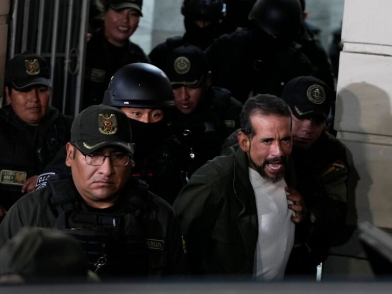 Rechter plaatst Boliviaanse politicus Luis Fernando Camacho onder huisarrest