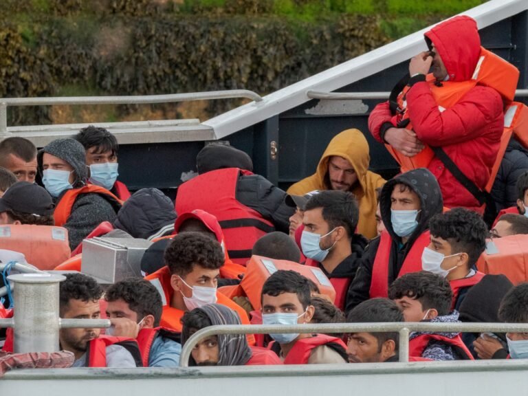 Recordhoogte van vluchtelingen- en migrantendoorgangen naar het VK tegen het einde van juli