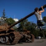 Rusland valt Oekraïne aan en versterkt leger terwijl de wereld zich voorbereidt op gesprekken tussen Poetin en Trump