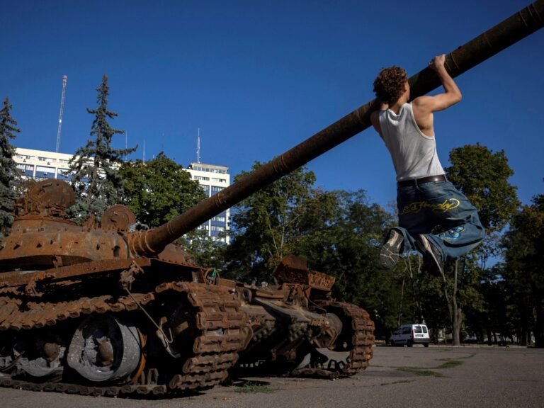 Rusland valt Oekraïne aan en versterkt leger terwijl de wereld zich voorbereidt op gesprekken tussen Poetin en Trump