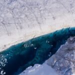 Smeltwatermeer op de 79°N-gletsjer veroorzaakt blijvende scheuren en ijsheffing