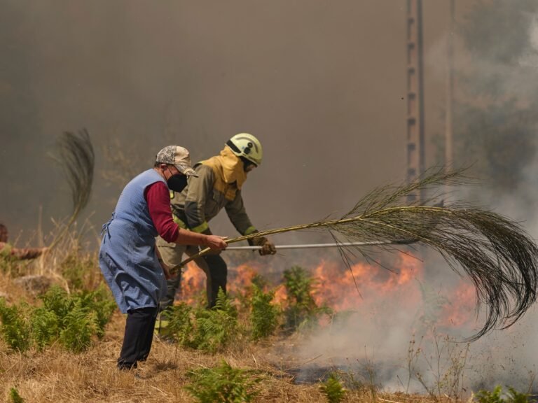 Spanje Strijdt Tegen Grote Branden Terwijl Hittegolf Afnemt met Lagere Temperaturen