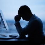 Technologie-CEO's wijzen op AI als oorzaak van massale ontslagen, maar experts benadrukken dat er meer aan de hand is