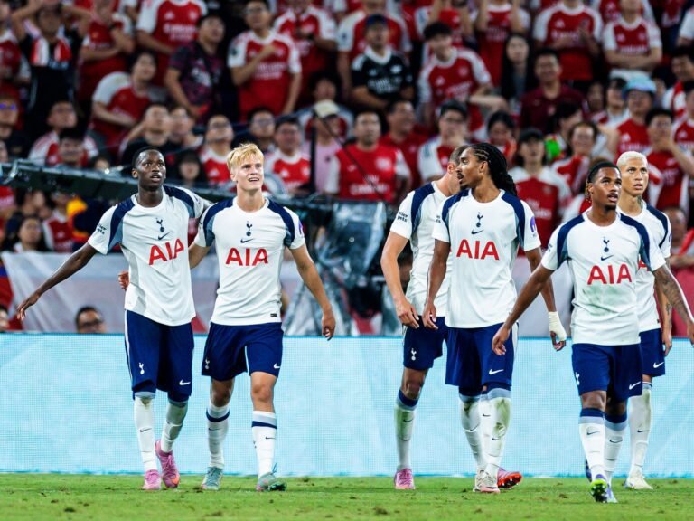 Tottenham Verslaat Arsenal met Wondergoal van Sarr vanaf de Middellijn