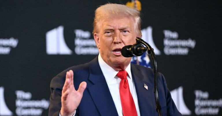 Trump Waarschuwt Voor 'Ernstige Gevolgen' Als Poetin Weigert Oorlog in Oekraïne Te Beëindigen